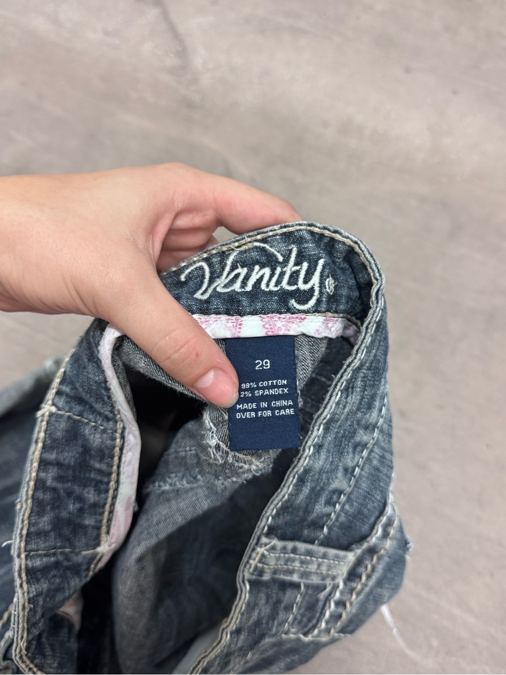 Women’s Dark Wash Denim Cuffed Jean Shorts - Picture 4 of 4